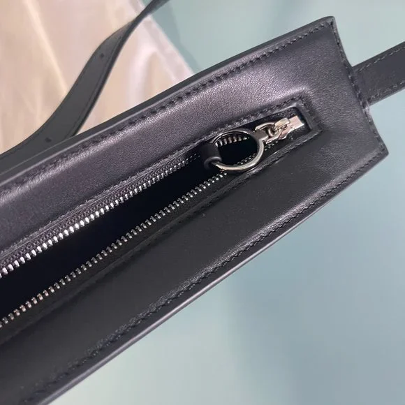 ROW Luxurious Grain Leather Casual Banana Bag - New - Picture 4 of 6